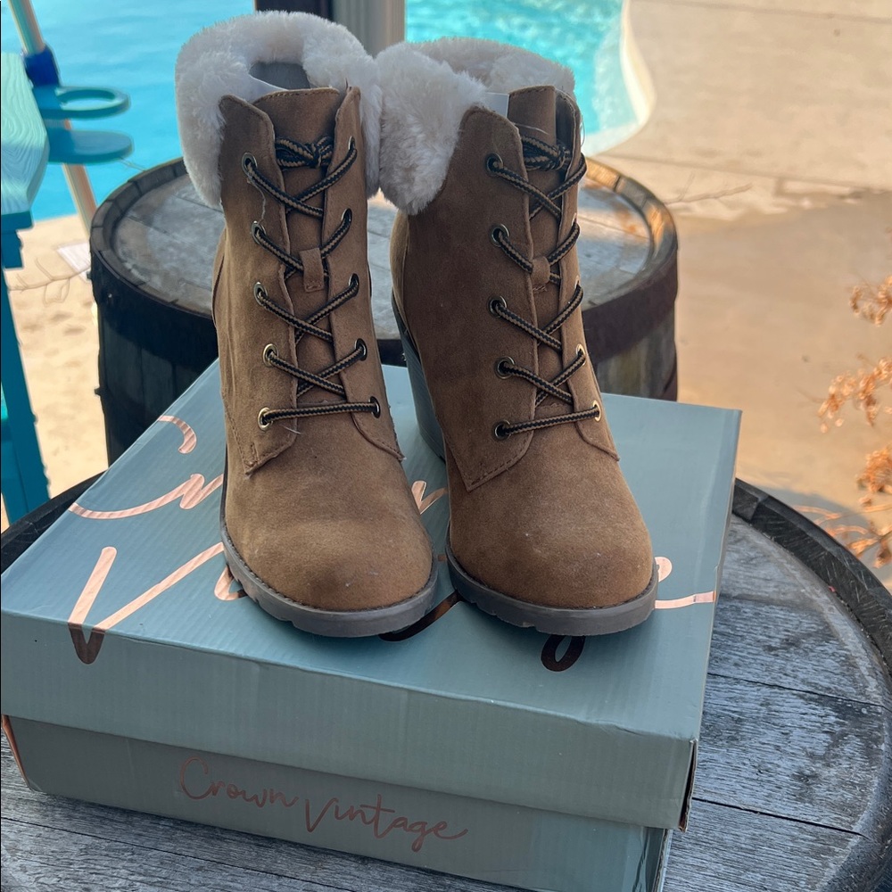 Crown Vintage Women's Brown Lace Up Boots